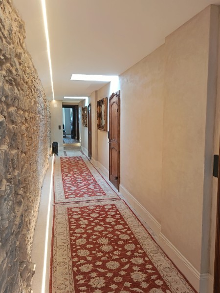 Réalisation enduit à la chaux - couloir de château